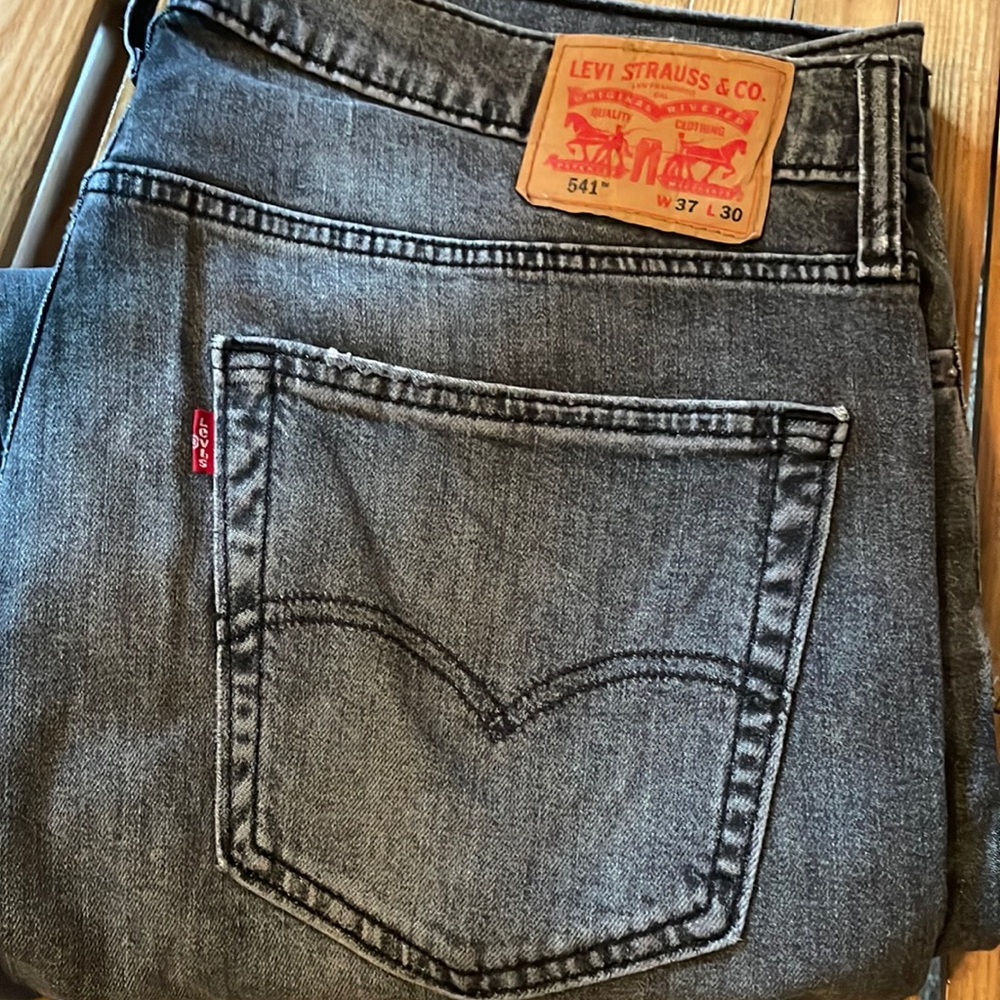 Levi’s 541 37x30 distressed black wash